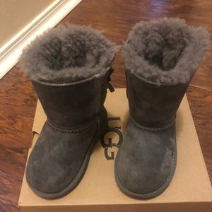 UGG Girl Boots Bailey bow size 6